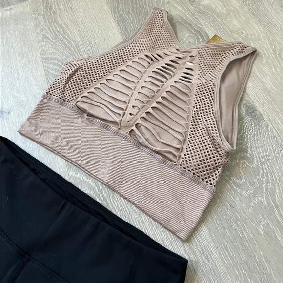 ✨SALE✨NWT Laser Cut Seamless Sports Bra {IRIS} - Picture 4 of 4